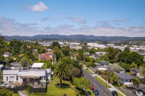 Photo of property in 18 Newington Road, Henderson, Auckland, 0612