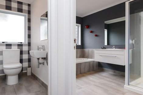 Photo of property in 4 D'urville Place, Kelvin Grove, Palmerston North, 4414