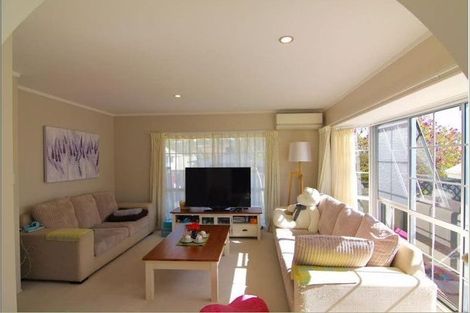 Photo of property in 1/10 Centorian Drive, Windsor Park, Auckland, 0632