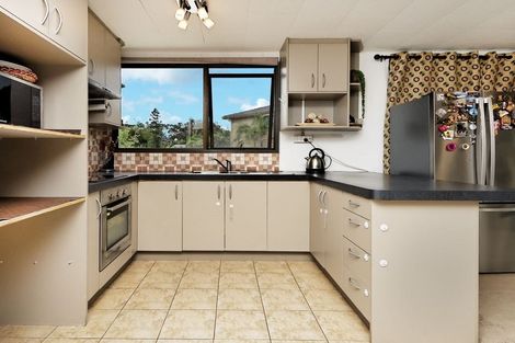 Photo of property in 17 Rehia Road, Massey, Auckland, 0614