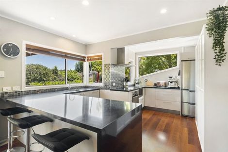 Photo of property in 2 Phillip Parade, Forrest Hill, Auckland, 0620