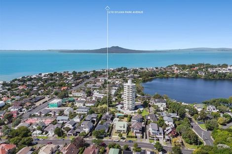 Photo of property in 2/10 Sylvan Park Avenue, Milford, Auckland, 0620