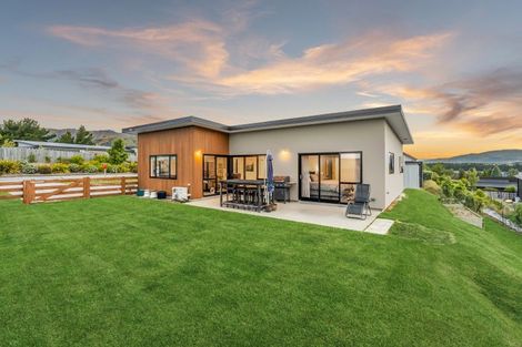Photo of property in 5 Sarges Way, Lake Hawea, Wanaka, 9382