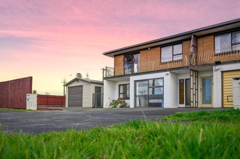 Photo of property in 1/2 Northall Road, New Lynn, Auckland, 0600