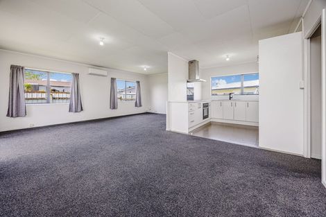 Photo of property in 2/5 Solveig Place, Randwick Park, Auckland, 2105