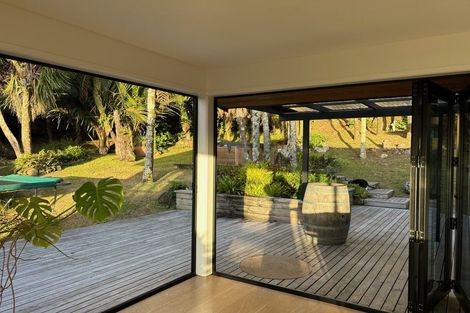 Photo of property in 2 Piha Road, Piha, 0772