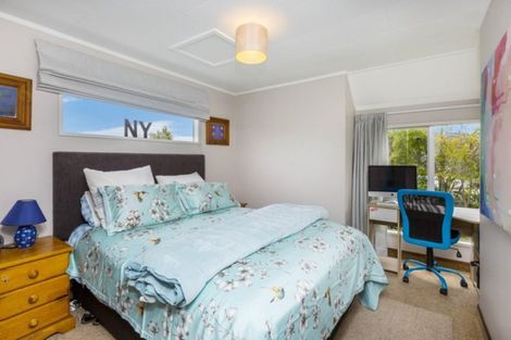 Photo of property in 2 Serenity Grove, Maoribank, Upper Hutt, 5018