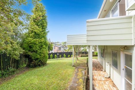 Photo of property in 1 Wanita Place, Totara Vale, Auckland, 0629