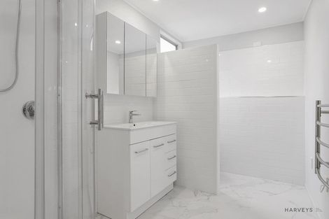 Photo of property in 37 Beaubank Road, Kelston, Auckland, 0602