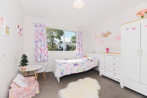 Photo of property in 17 Morriggia Place, Bayview, Auckland, 0629