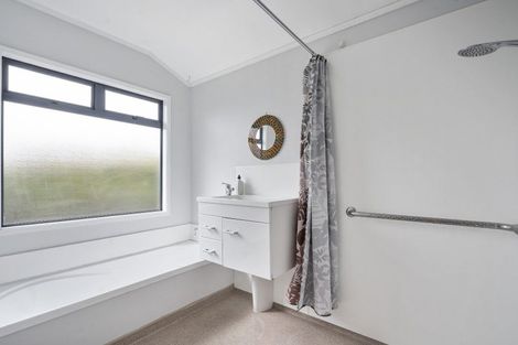 Photo of property in 4a Barron Drive, Green Bay, Auckland, 0604