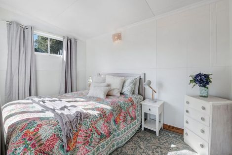 Photo of property in 43 Surf Road, Stanmore Bay, Whangaparaoa, 0932