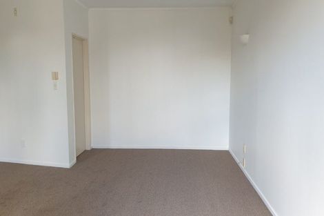 Photo of property in 30 Highgrove Lane, Totara Vale, Auckland, 0632