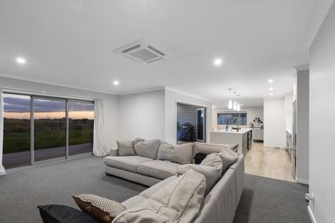 Photo of property in 22 Cyprus Place, Fitzherbert, Palmerston North, 4410