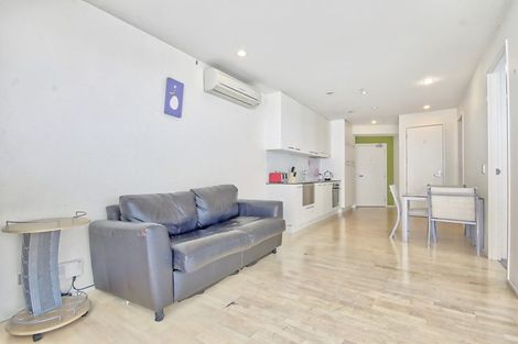 Photo of property in 30 Beach Road, Te Atatu Peninsula, Auckland, 0610