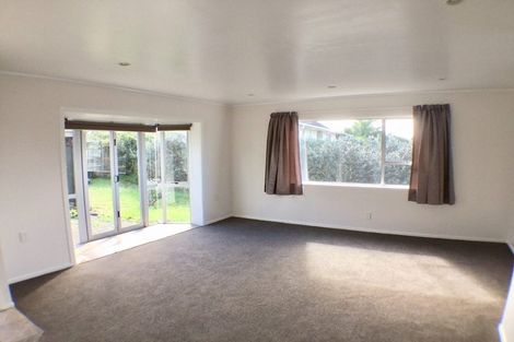 Photo of property in 2/27 Mannering Place, Hillcrest, Auckland, 0627