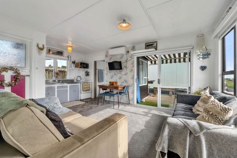 Photo of property in 52 Fifth Avenue, Urenui, 4377