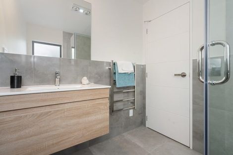 Photo of property in 16b Sheridan Drive, New Lynn, Auckland, 0600