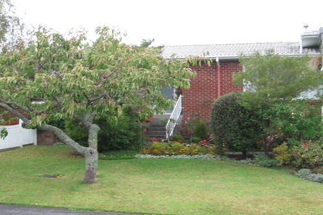 Photo of property in 1/2 Manhattan Heights, Glendene, Auckland, 0602