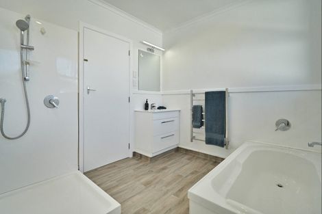 Photo of property in 28 Pitt Street, Clive, 4102