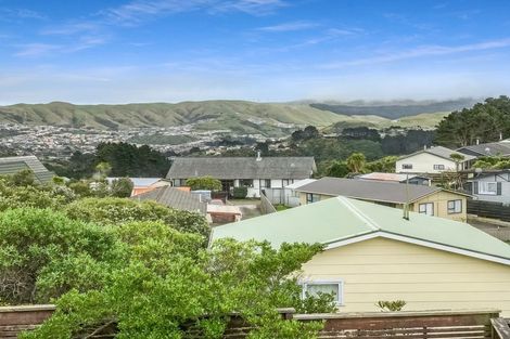 Photo of property in 15a Bayswater Place, Newlands, Wellington, 6037