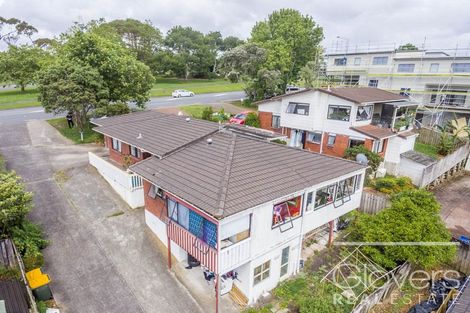 Photo of property in 1/4219 Great North Road, Glendene, Auckland, 0602