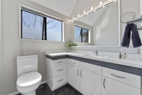 Photo of property in 16 Fraser Court, Roslyn, Palmerston North, 4414