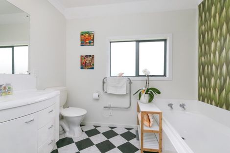 Photo of property in 40 Landsdowne Terrace, Karori, Wellington, 6012