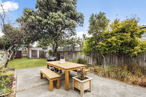 Photo of property in 18 Apu Crescent, Lyall Bay, Wellington, 6022