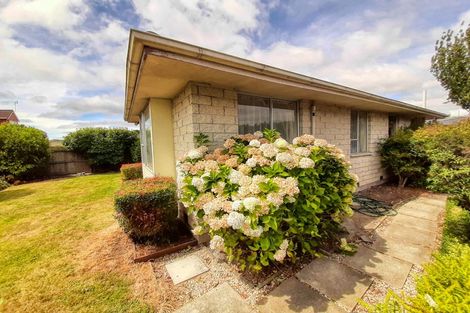 Photo of property in 2/17b Prestons Road, Redwood, Christchurch, 8051