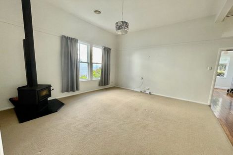 Photo of property in 16 Woburn Road, Northland, Wellington, 6012