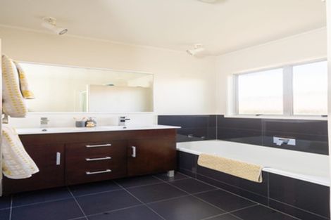 Photo of property in 2/218 East Coast Road, Forrest Hill, Auckland, 0620