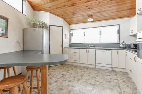 Photo of property in 15 Deakin Place, Clive, 4102