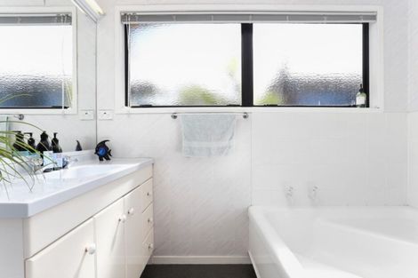 Photo of property in 23 Ellangowan Road, Waiake, Auckland, 0630