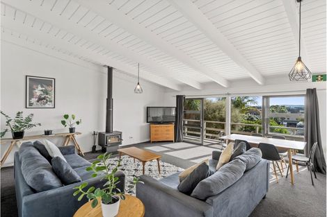 Photo of property in 30 Whangaparaoa Road, Red Beach, 0932
