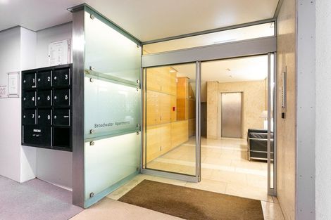 Photo of property in Broadwater Apartments, 214 Oriental Parade, Oriental Bay, Wellington, 6011