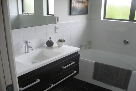 Photo of property in 2/33 Montgomery Avenue, Rothesay Bay, Auckland, 0630