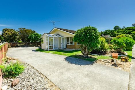 Photo of property in 2a Rewarewa Crescent, Waikanae, 5036