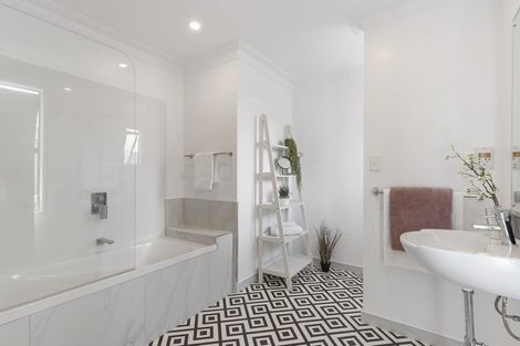 Photo of property in 27 Lexington Drive, Botany Downs, Auckland, 2010