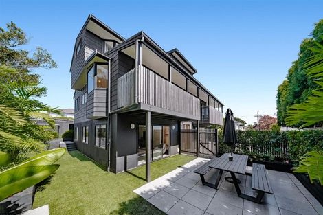 Photo of property in 2/10 Sylvan Park Avenue, Milford, Auckland, 0620