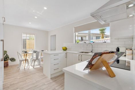 Photo of property in 2/25 Silver Creek Road, Weymouth, Auckland, 2103