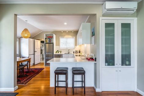 Photo of property in 1/193 Queen Street, Northcote Point, Auckland, 0627