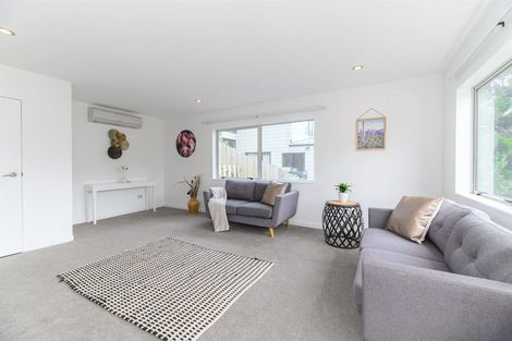 Photo of property in 28b Tamahere Drive, Glenfield, Auckland, 0629