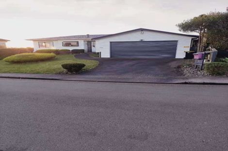 Photo of property in 3 Bayswater Place, Newlands, Wellington, 6037