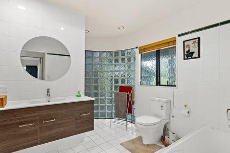 Photo of property in 660 Waitakere Road, Kumeu, 0891