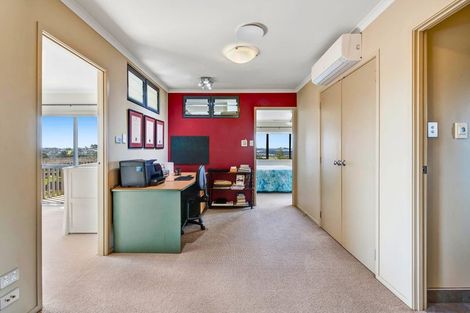 Photo of property in 13 Seagate Place, Red Beach, 0932
