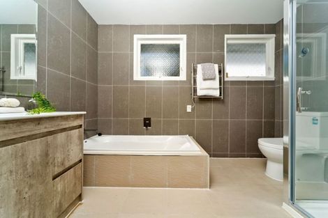 Photo of property in 18 Wykeham Place, Glenfield, Auckland, 0629