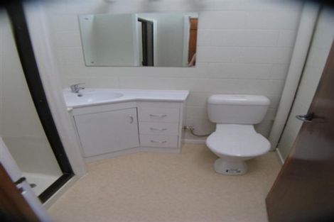 Photo of property in 2/135 Glenfield Road, Hillcrest, Auckland, 0626