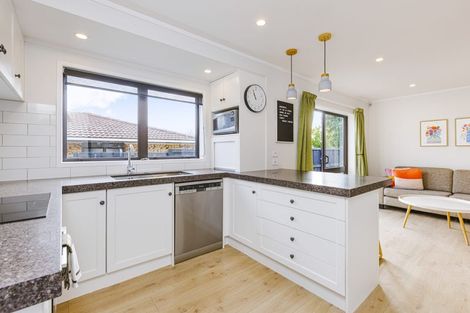 Photo of property in 9 Elrita Place, Conifer Grove, Takanini, 2112