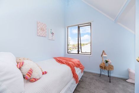 Photo of property in 2/8 Shakespeare Road, Milford, Auckland, 0620